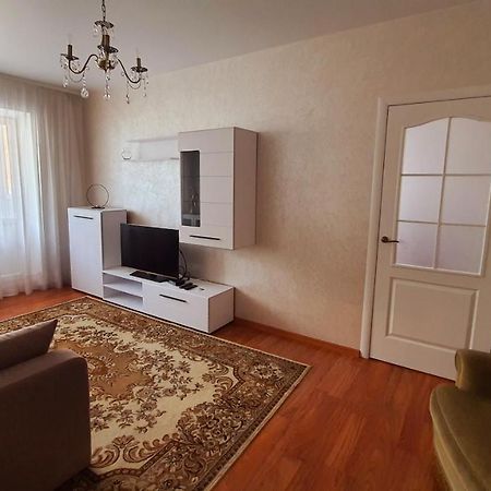 Center Apartment Lutsʼk Екстериор снимка