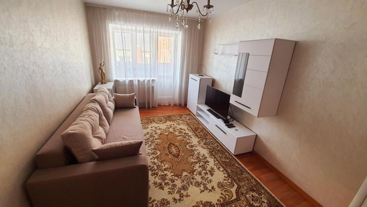 Center Apartment Lutsʼk Екстериор снимка